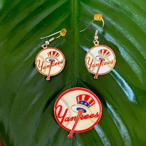 ⚾️ New York Yankees baseball earrings and pin/brooch NY ⚾️